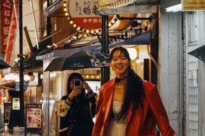 女子开挖掘机帮老人挖树根，平凡善举传递大爱
