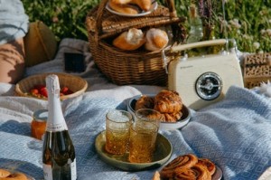 刘强东请兄弟喝酒大杯举起来的习惯，是豪爽还是管理智慧？