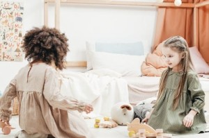 打烊后仅剩两人沙发：这个都市传说为何能在抖音爆火？