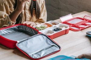 B站“准备纸巾”到底是什么梗？它为何成为网友自嘲文化的一部分