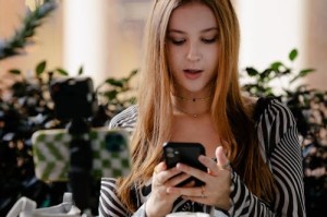 孤独症男孩因高颜值走红网络，妈妈含泪发声：请多给他一点包容