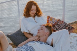 张杰请把墨镜焊死在脸上 网友调侃：是不是眼睛肿了？