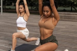 jiejie恋情实锤？深夜同回公寓被拍，细节全解析