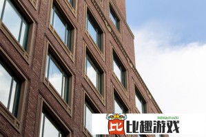 E人大爷大妈硬控俄罗斯小伙儿 当事人回应来了