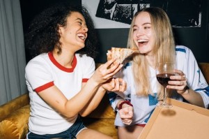 腿分太开会不紧吗？科学解释来了