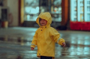 雨天公交车上被蹭水？掌握这些方法不怕湿