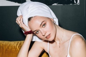 挖掘机女司机助老挖树根，背后故事让人感动