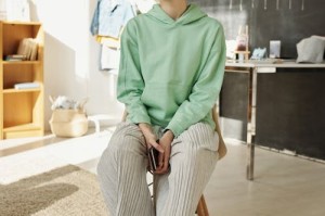 被泼汽油女孩回应或将直播带货，网友热议：该支持还是质疑？